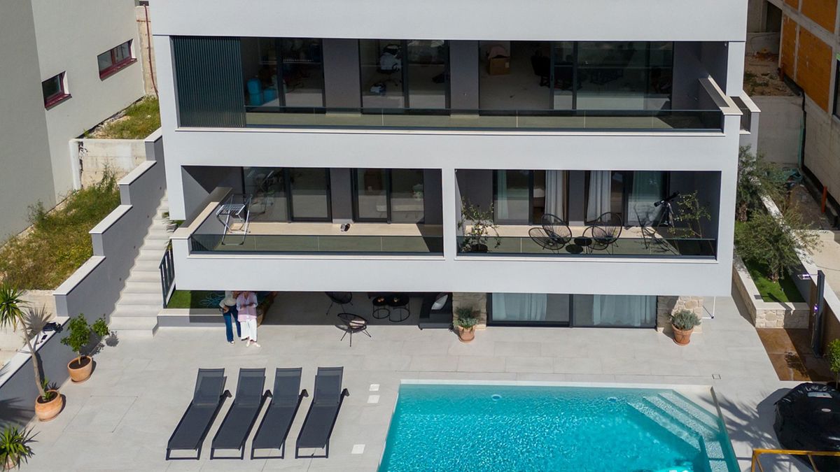 Casa moderna di lusso con tre unità abitative e vista sul mare aperto