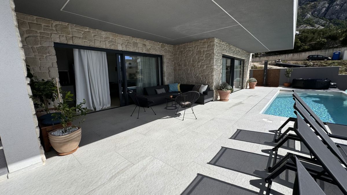 Casa moderna di lusso con tre unità abitative e vista sul mare aperto
