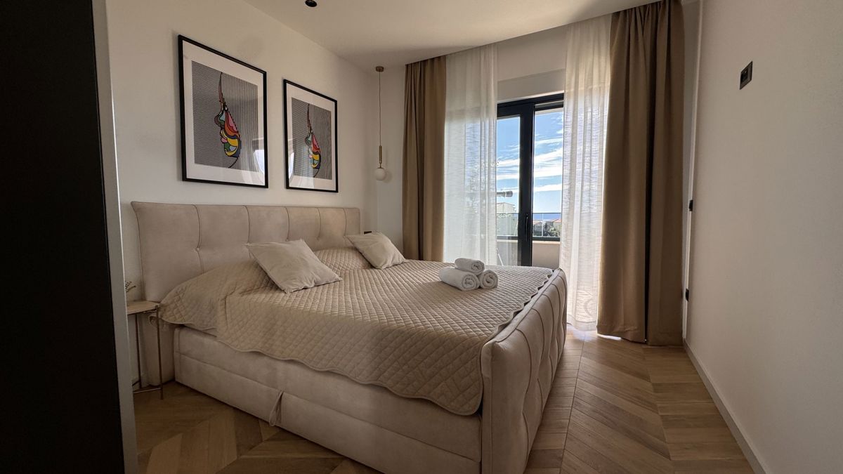 Casa moderna di lusso con tre unità abitative e vista sul mare aperto