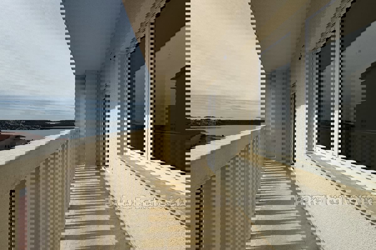 Appartamento con tre camere da letto con vista mare