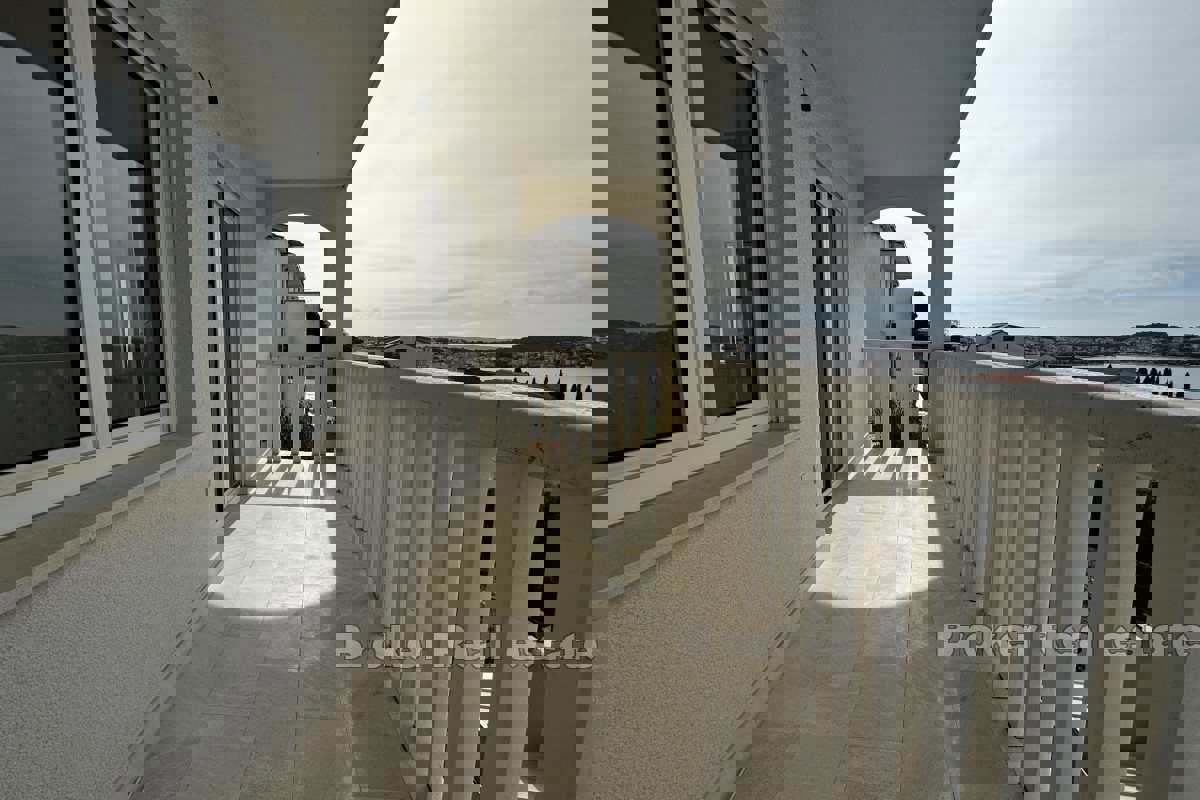 Appartamento con tre camere da letto con vista mare
