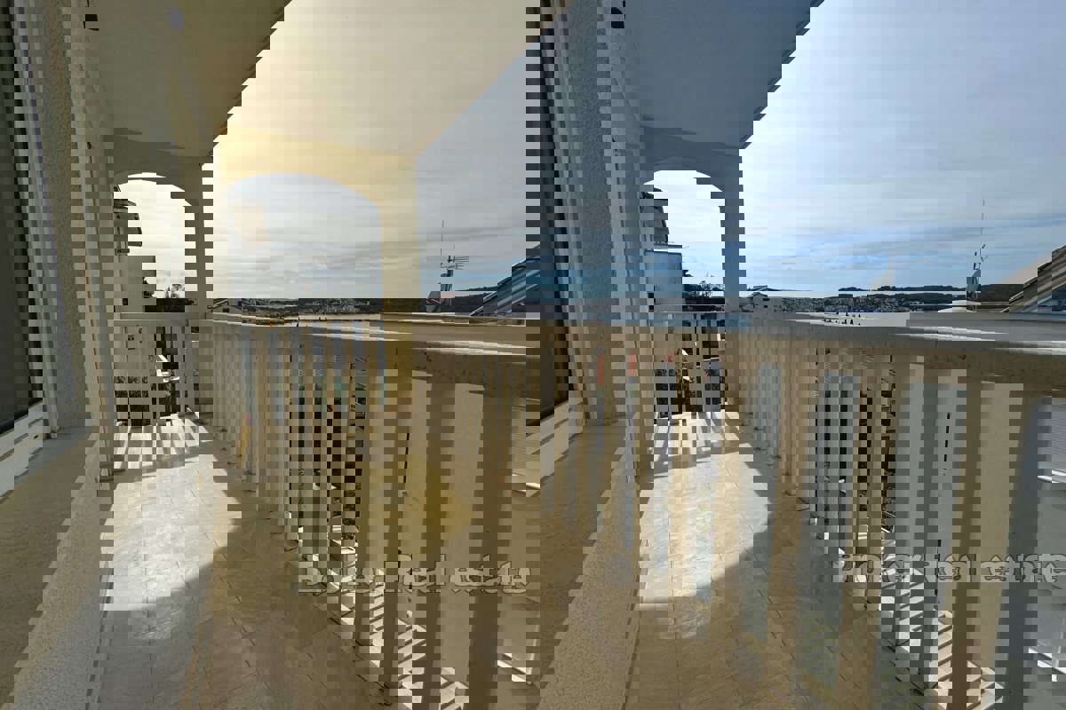 Appartamento con tre camere da letto con vista mare