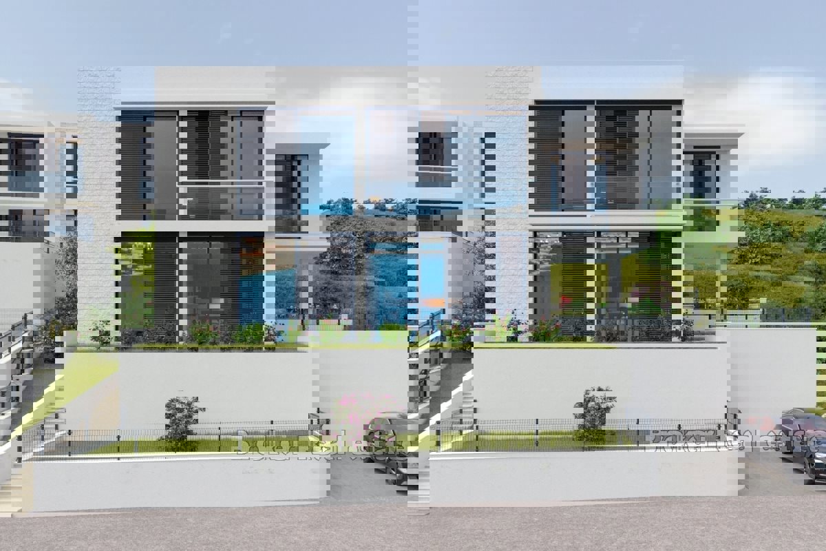 Villa moderna con piscina vicino al mare