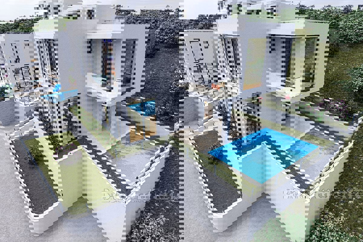 Villa moderna con piscina vicino al mare