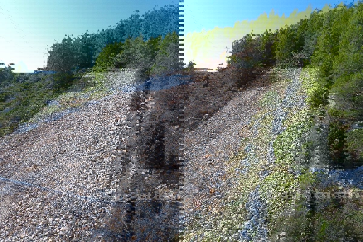 Un terreno spazioso con vista panoramica sul mare