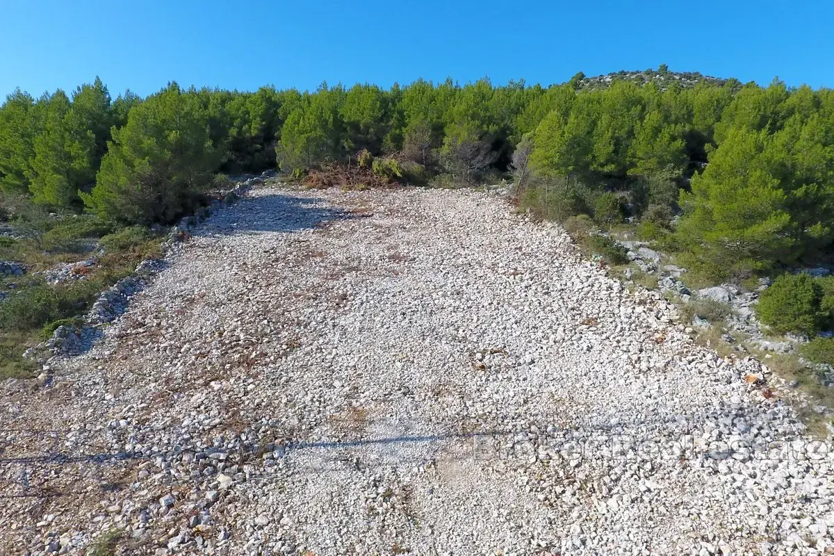 Un terreno spazioso con vista panoramica sul mare