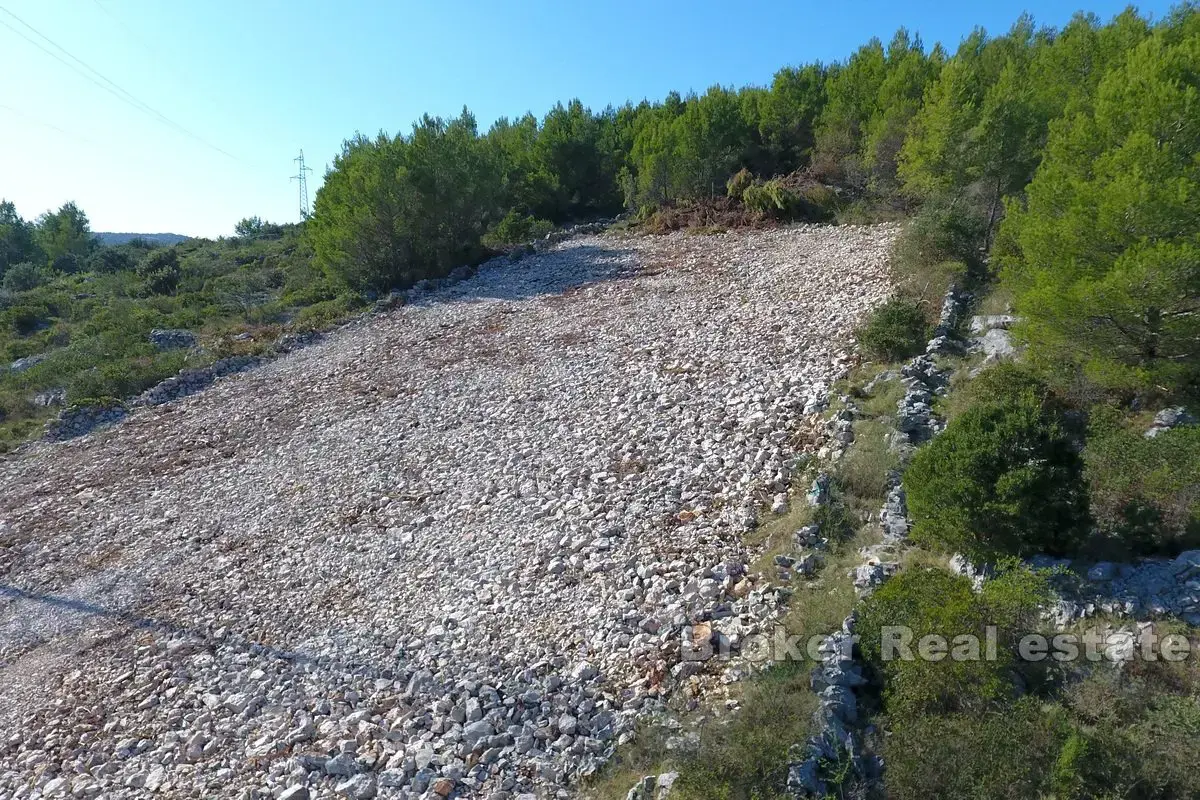 Un terreno spazioso con vista panoramica sul mare