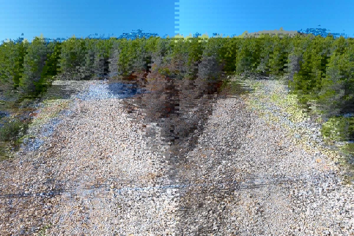 Un terreno spazioso con vista panoramica sul mare