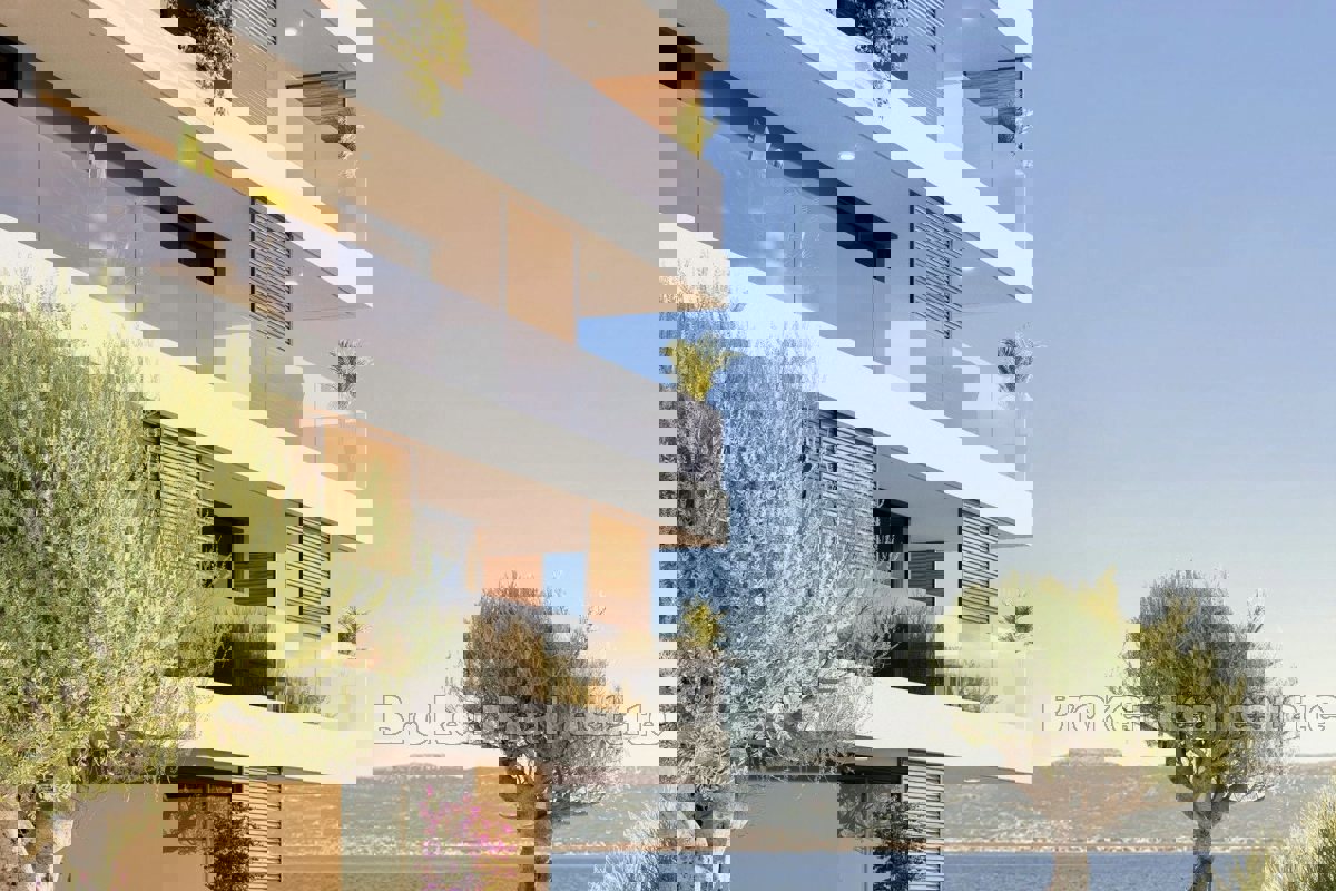 Lussuoso trilocale in prima fila mare