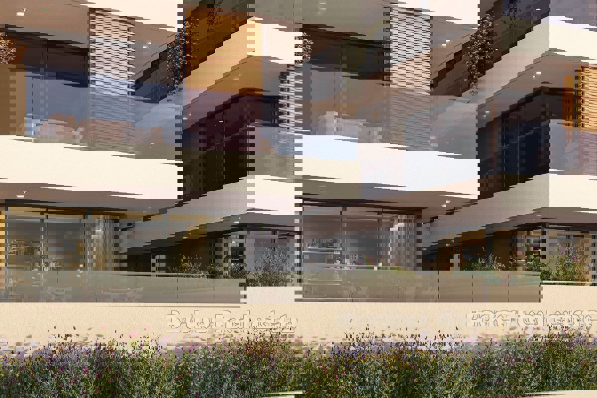 Lussuoso trilocale in prima fila mare