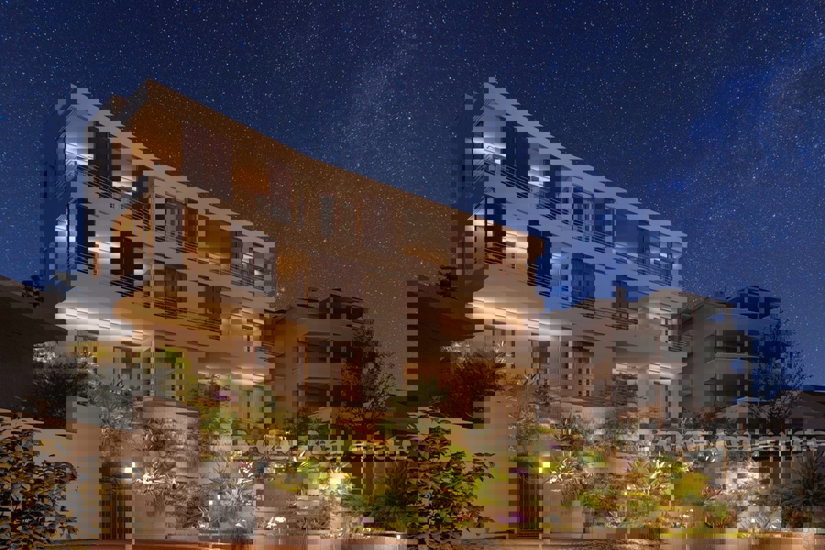 Lussuoso appartamento con piscina in prima fila sul mare