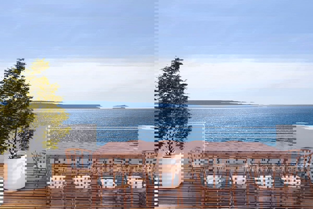 Lussuoso appartamento con piscina in prima fila sul mare