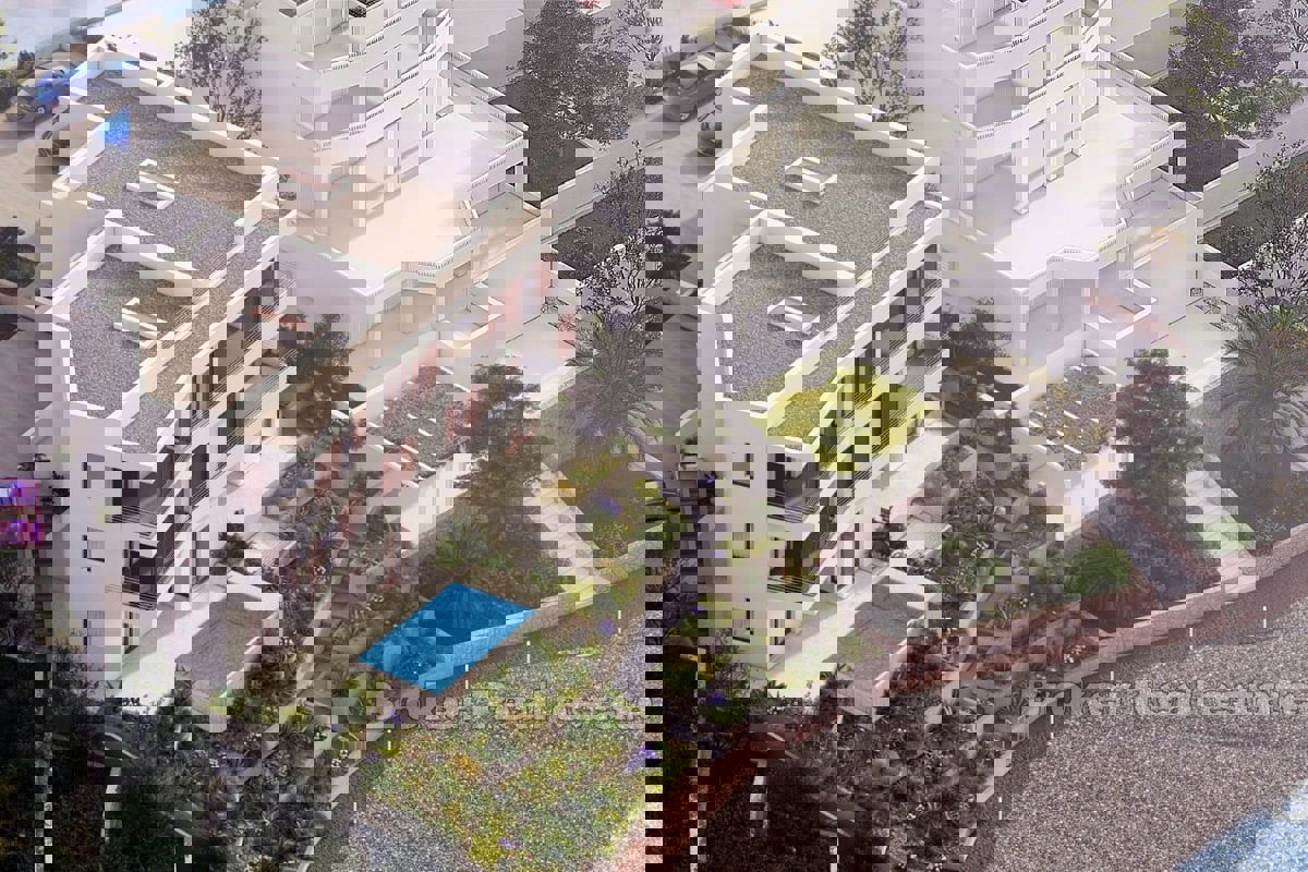 Lussuoso appartamento con piscina in prima fila sul mare