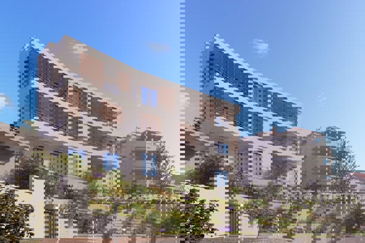 Lussuoso appartamento con piscina in prima fila sul mare