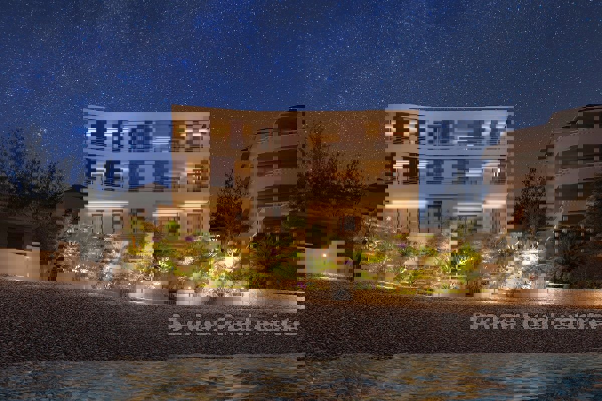 Lussuoso appartamento con piscina in prima fila sul mare