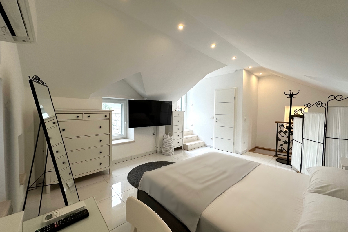 Casa in pietra in posizione pittoresca