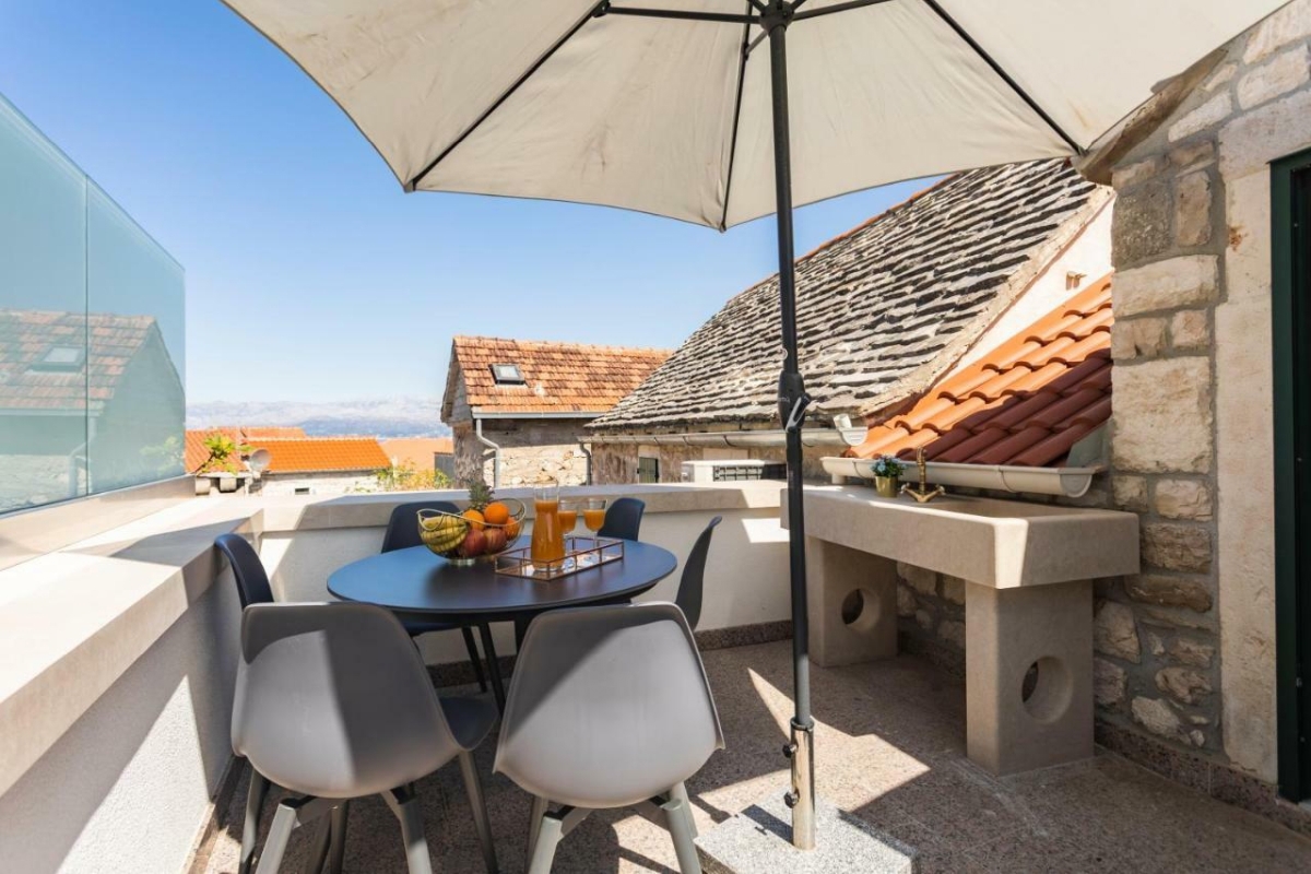 Casa in pietra in posizione pittoresca