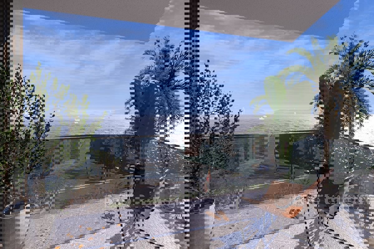 Moderno appartamento con due camere da letto in prima fila sul mare