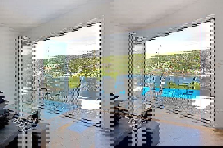 Bella nuova casa su tre piani, in vendita