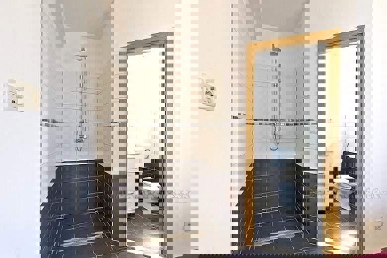 Bella nuova casa su tre piani, in vendita