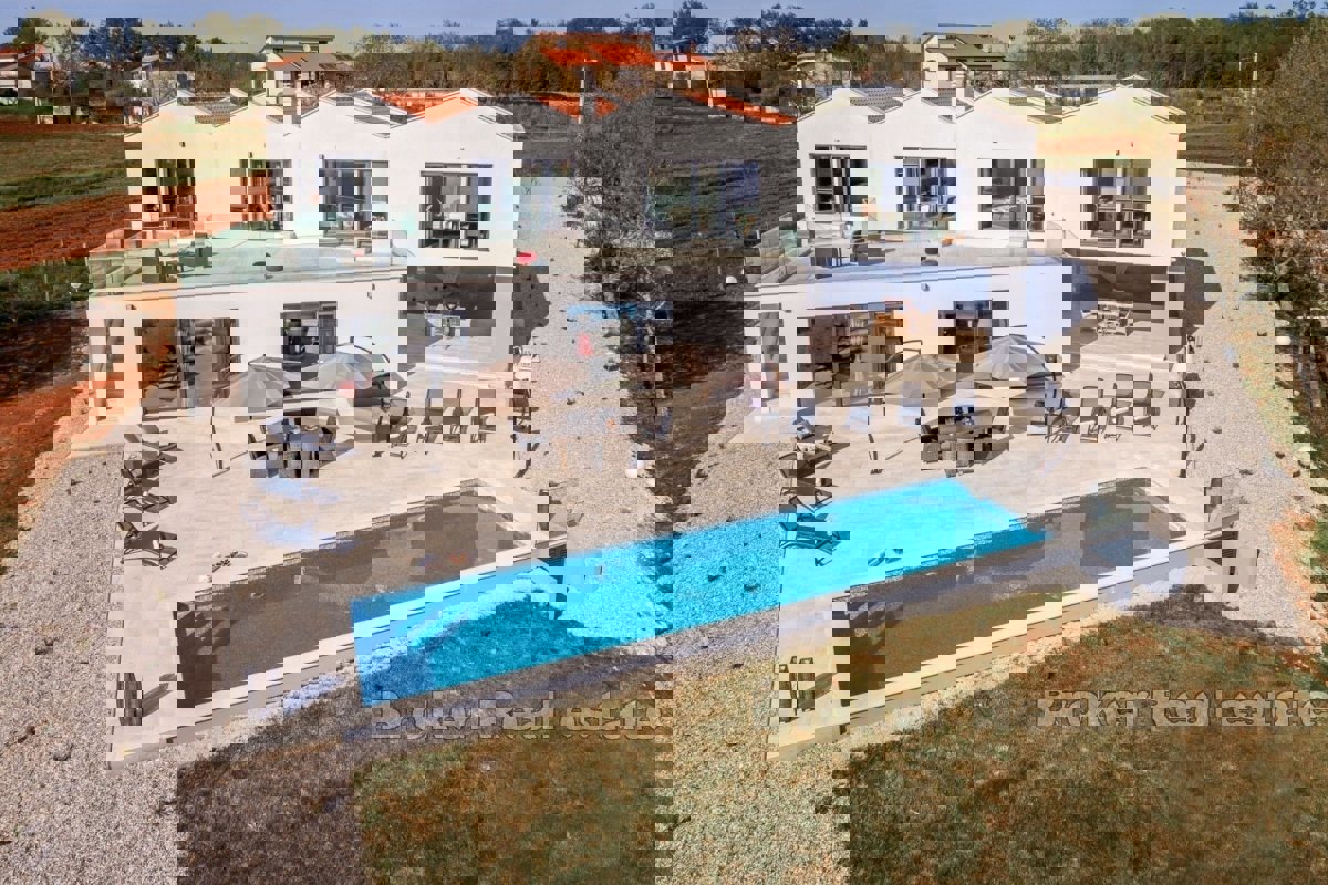 Villa moderna con piscina