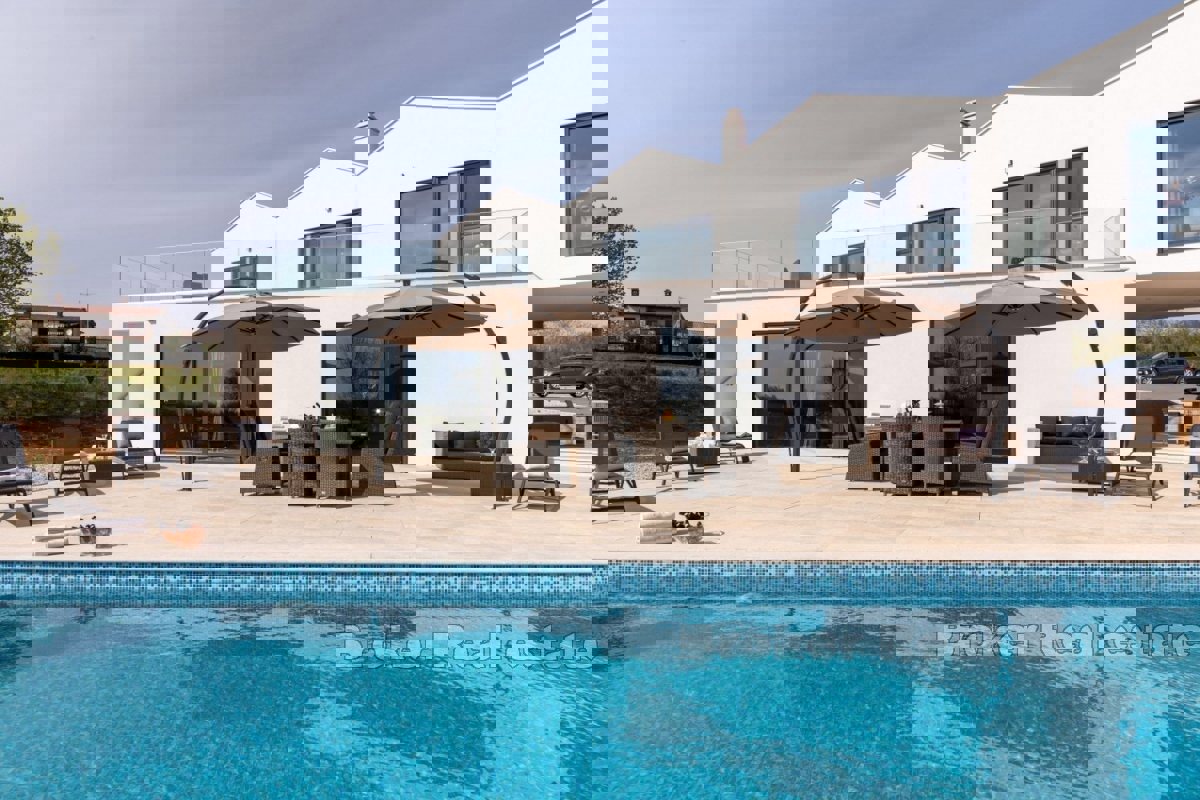 Villa moderna con piscina
