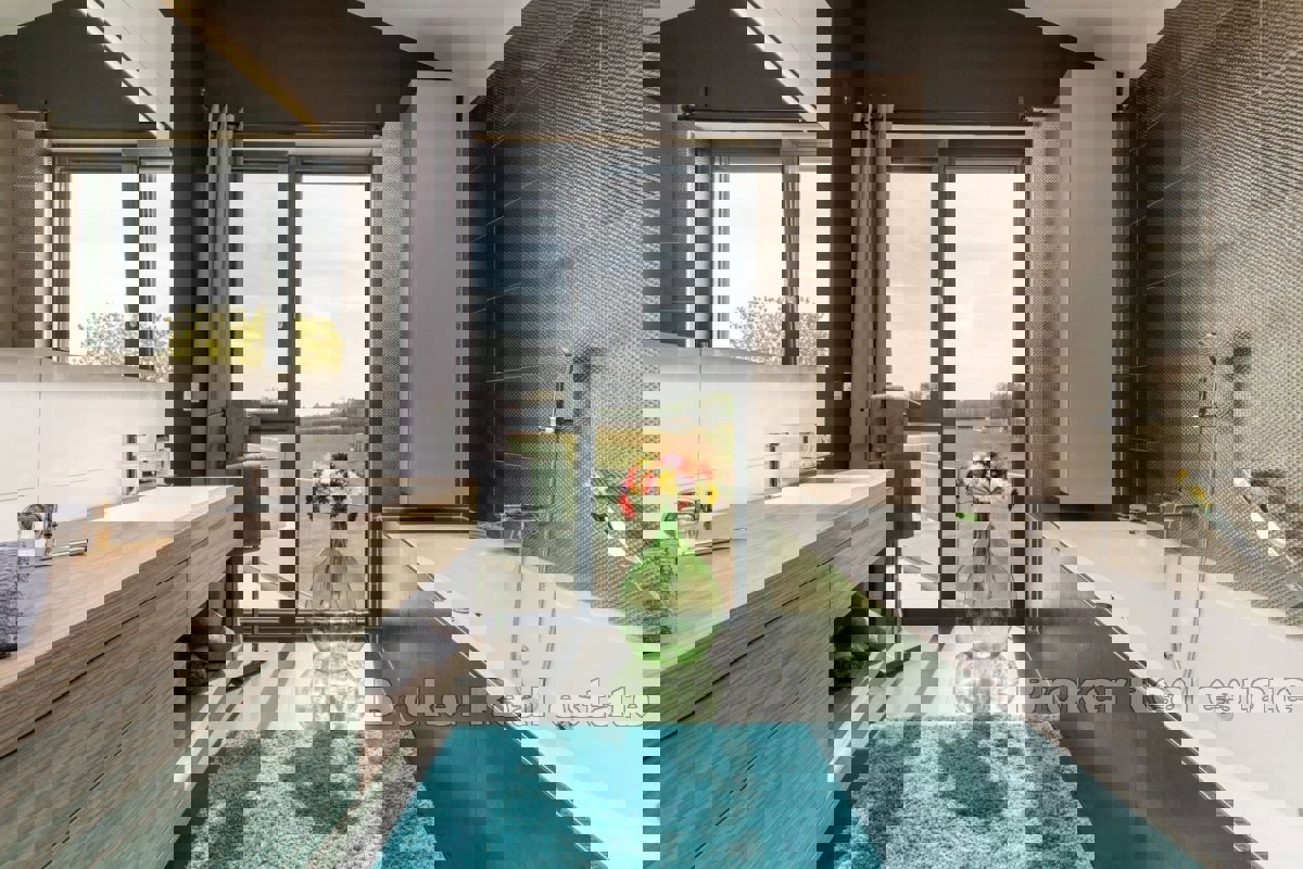 Villa moderna con piscina