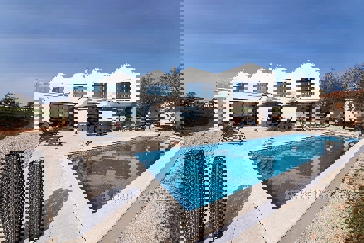 Villa moderna con piscina