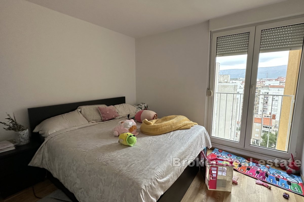 Moderno appartamento con tre camere da letto con vista sul mare aperto