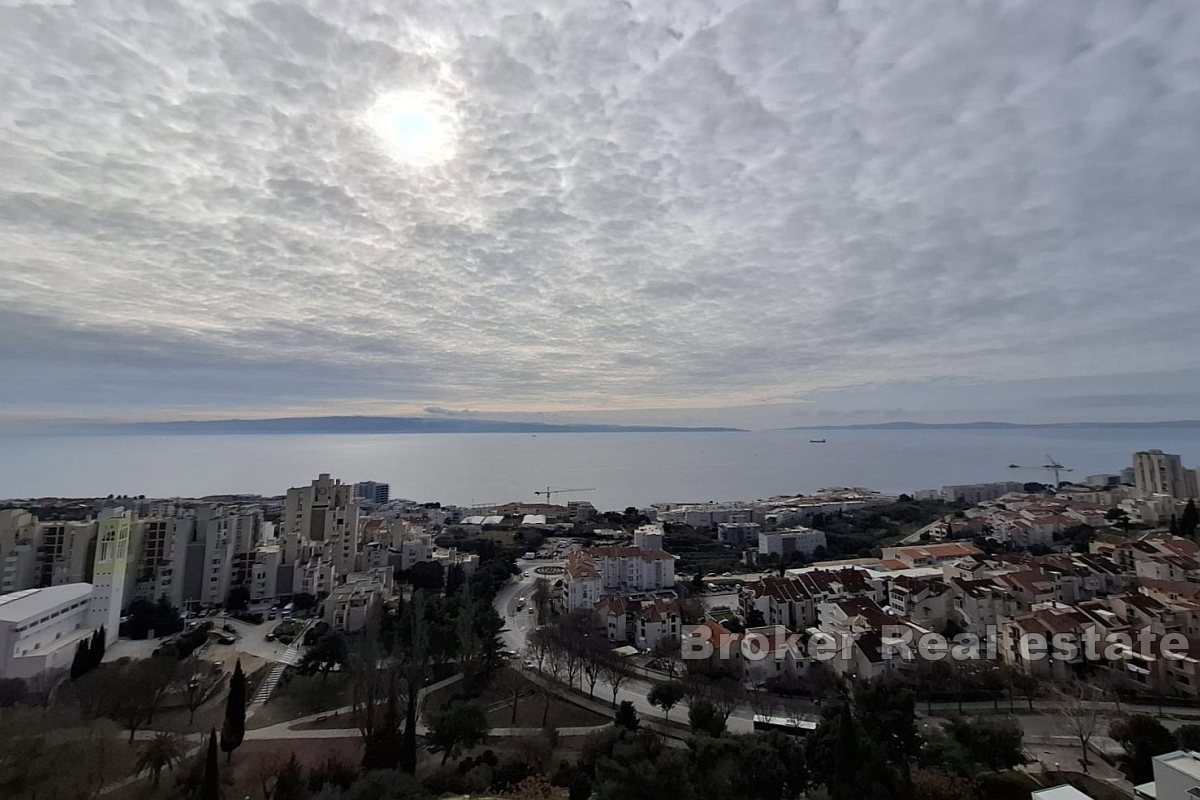 Moderno appartamento con tre camere da letto con vista sul mare aperto