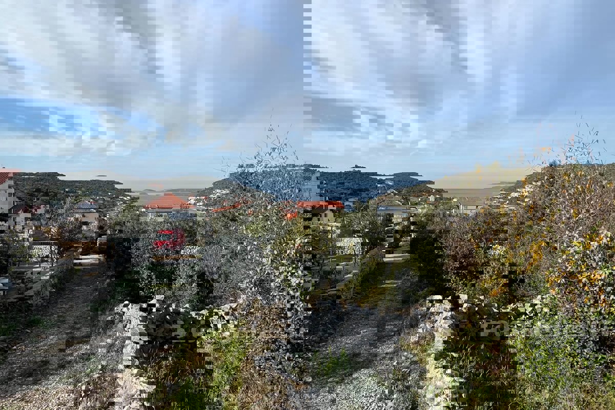 Ampio terreno edificabile con vista sul mare
