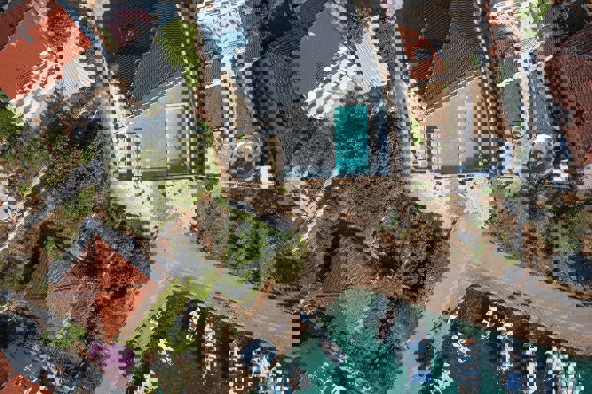 Villa moderna - prima fila al mare vicino a Rogoznica