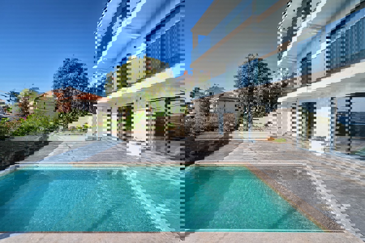 Villa moderna - prima fila al mare vicino a Rogoznica