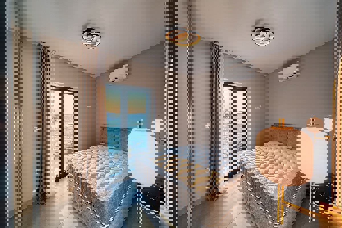 Villa moderna - prima fila al mare vicino a Rogoznica