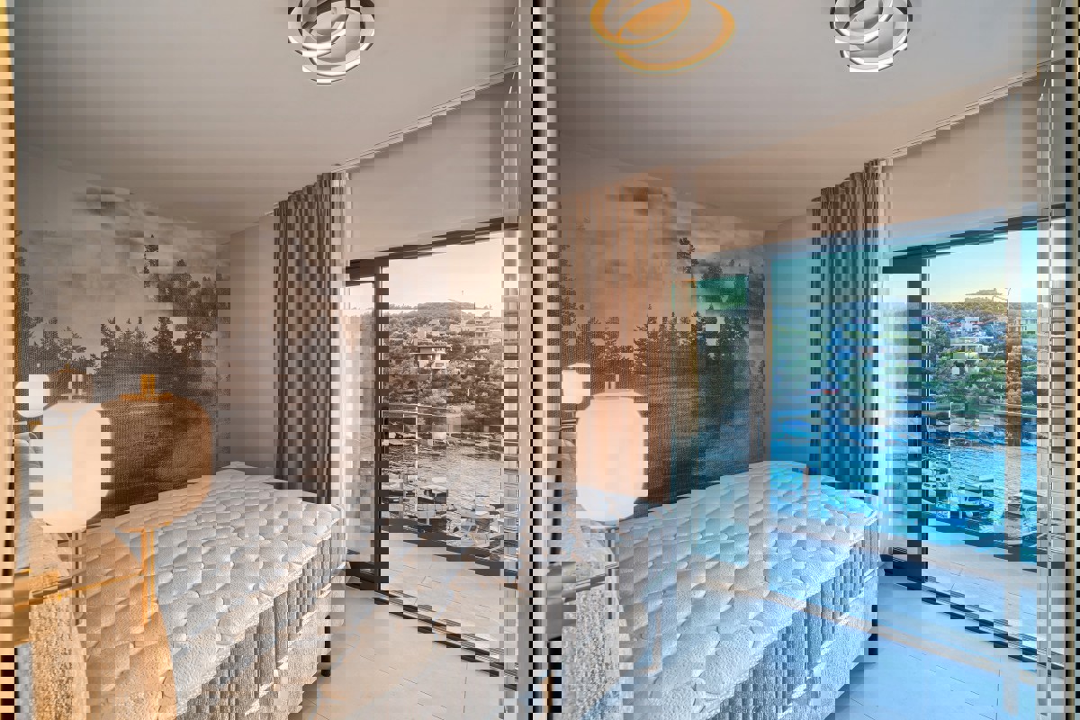 Villa moderna - prima fila al mare vicino a Rogoznica