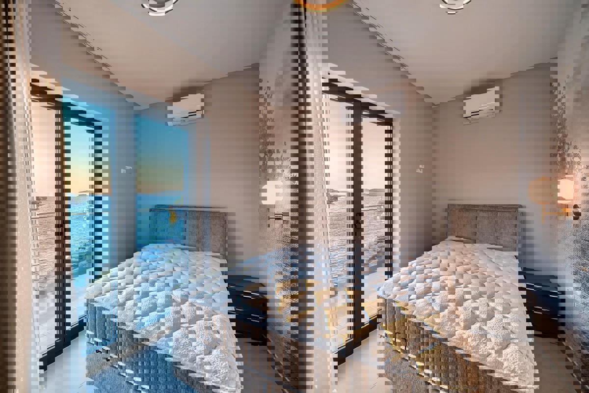 Villa moderna - prima fila al mare vicino a Rogoznica