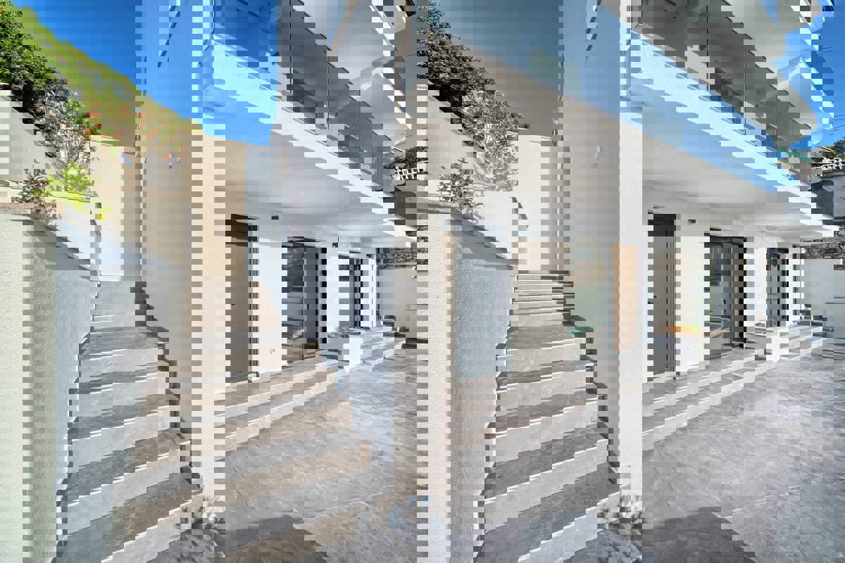 Villa moderna - prima fila al mare vicino a Rogoznica