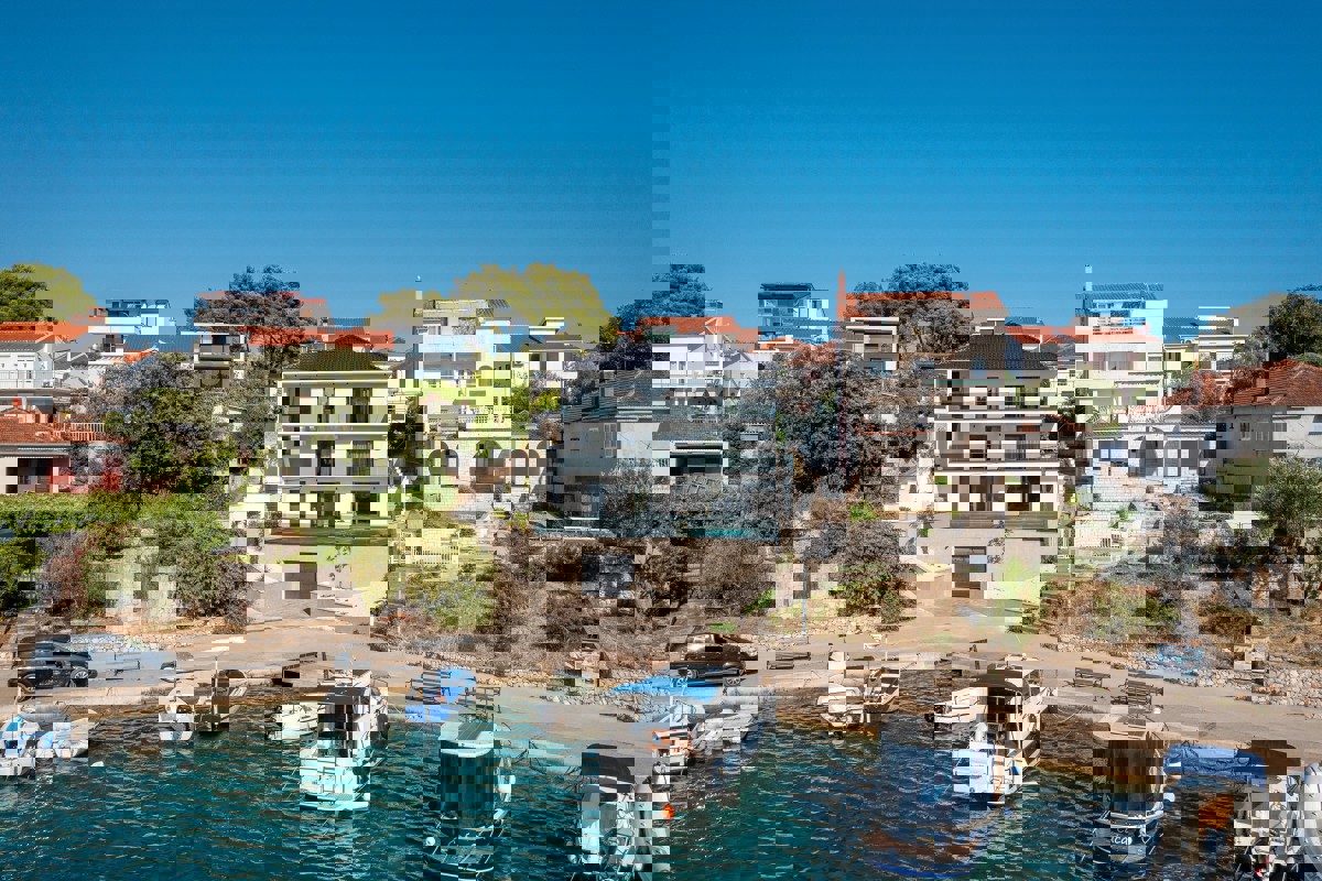 Villa moderna - prima fila al mare vicino a Rogoznica