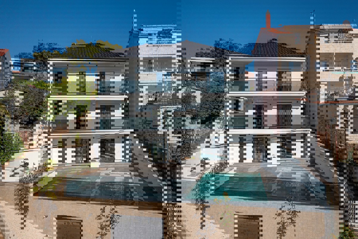 Villa moderna - prima fila al mare vicino a Rogoznica