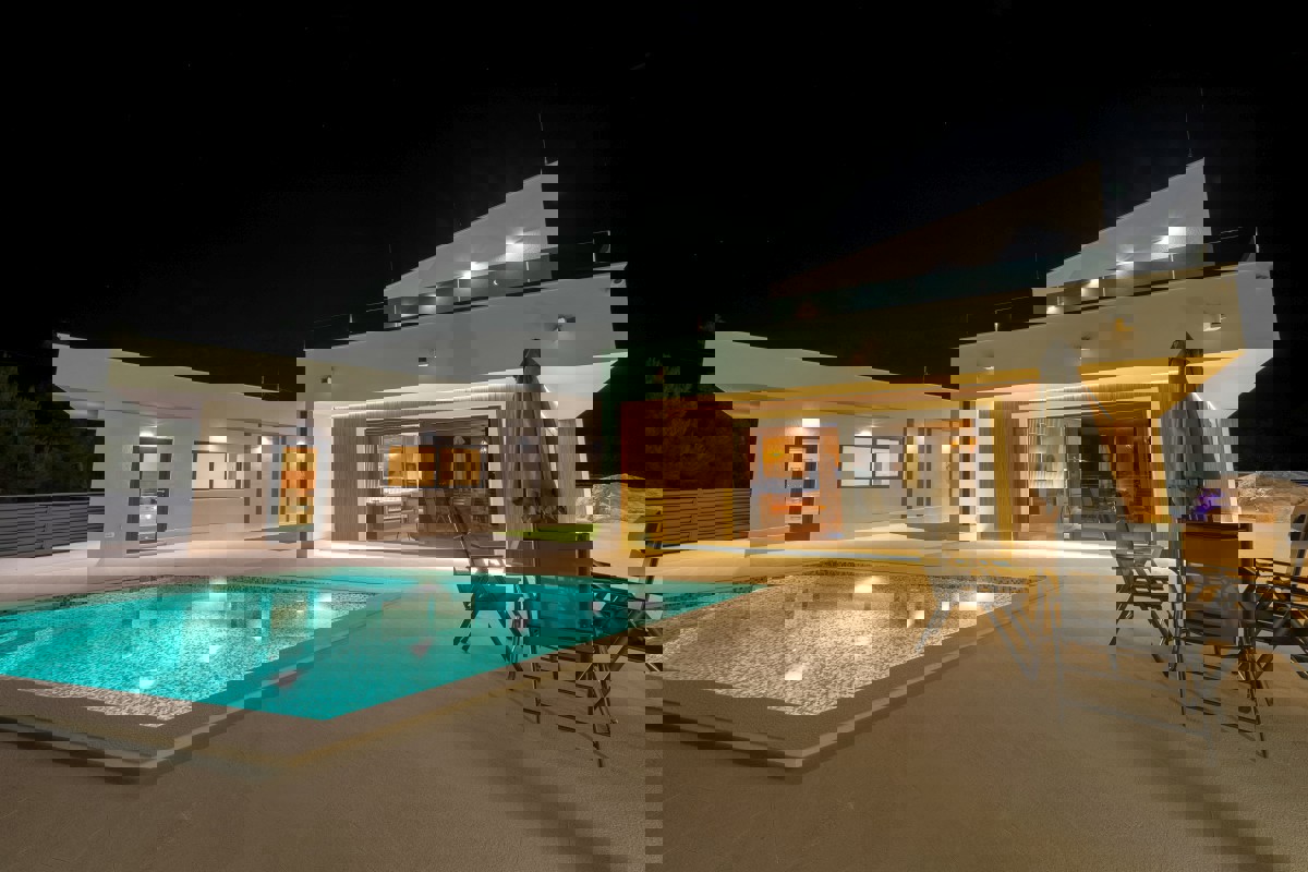 Villa moderna con piscina vicino a Spalato