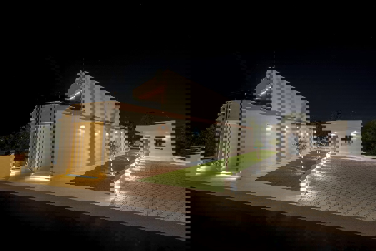 Villa moderna con piscina vicino a Spalato