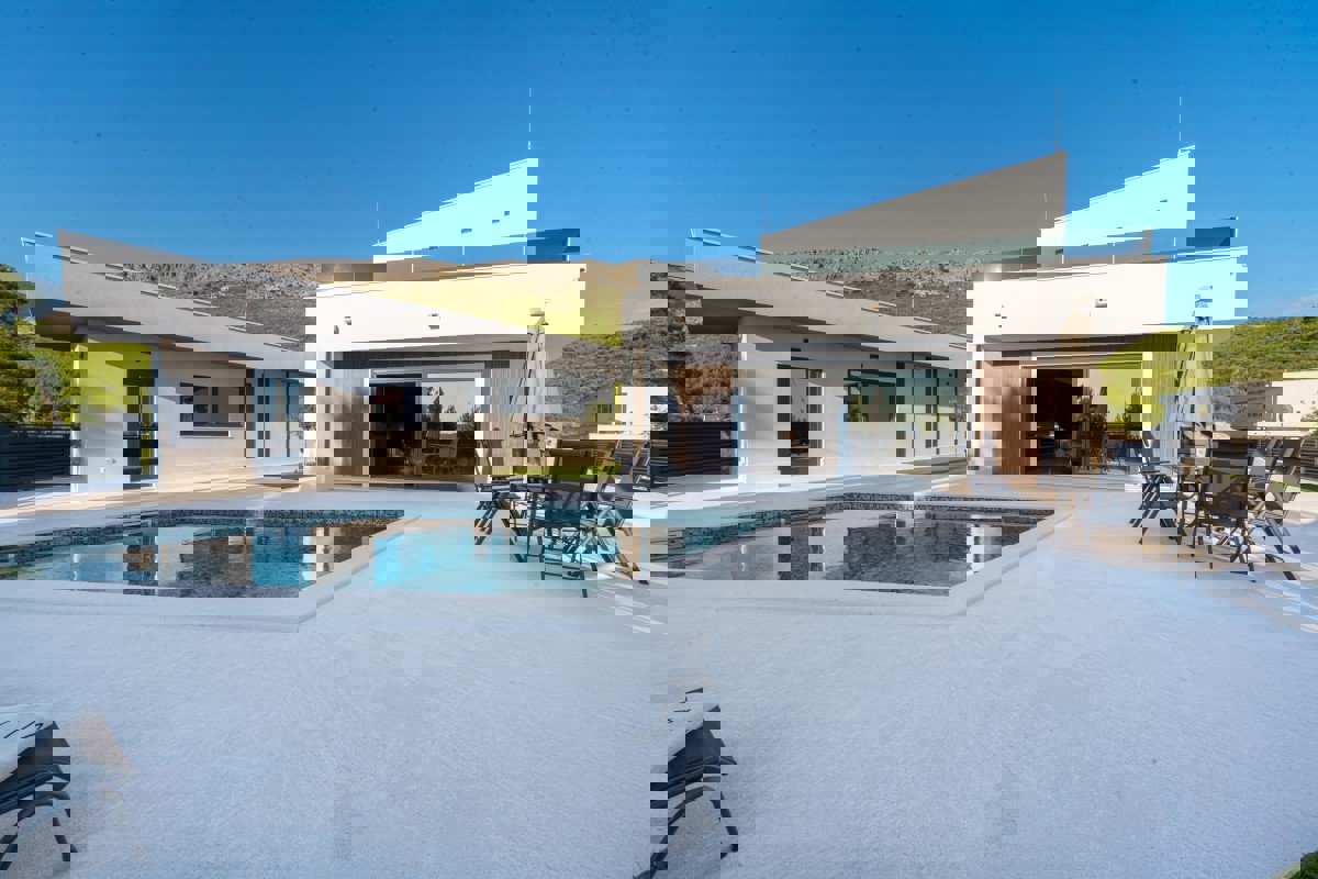 Villa moderna con piscina vicino a Spalato