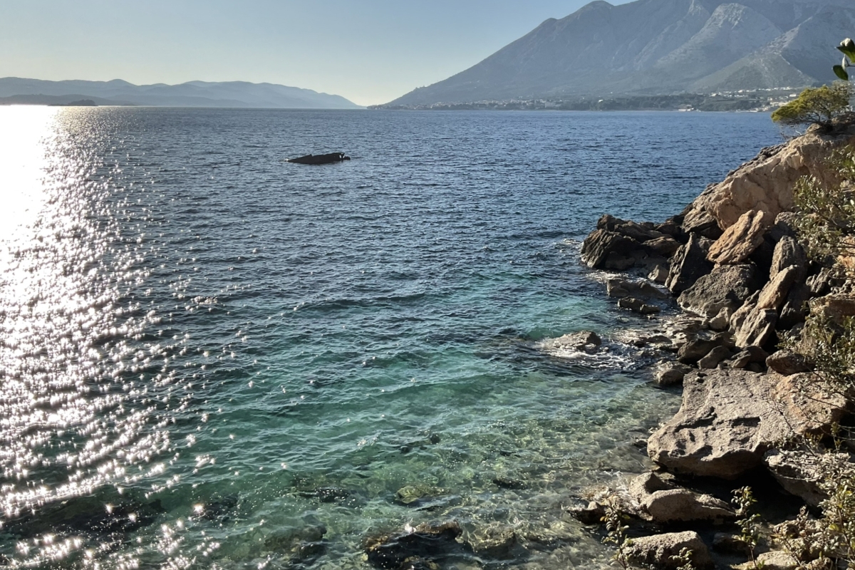Vecchia casa in pietra con terreno sul mare