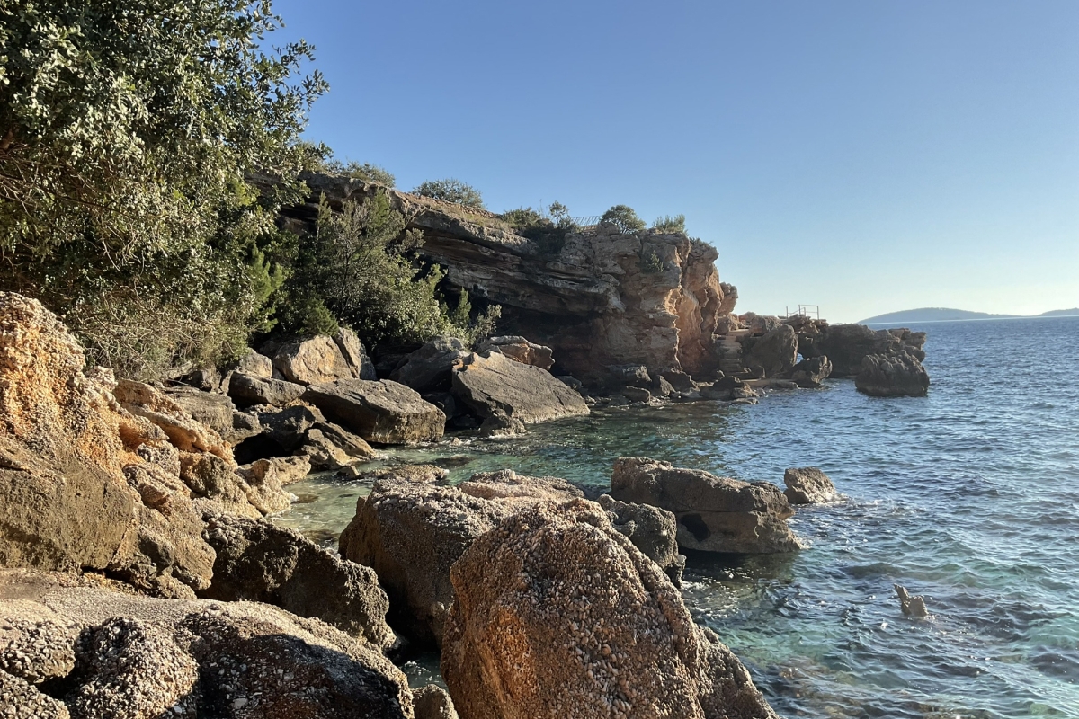 Vecchia casa in pietra con terreno sul mare
