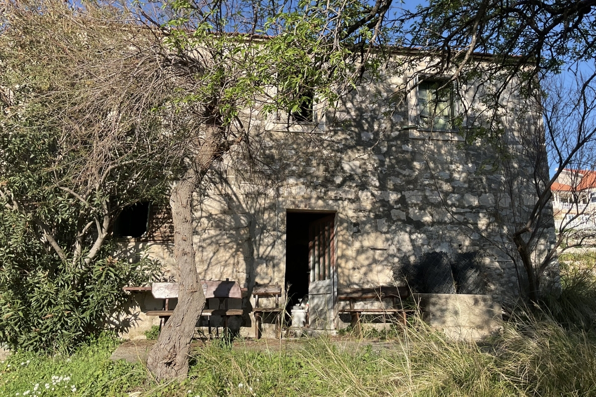 Vecchia casa in pietra con terreno sul mare