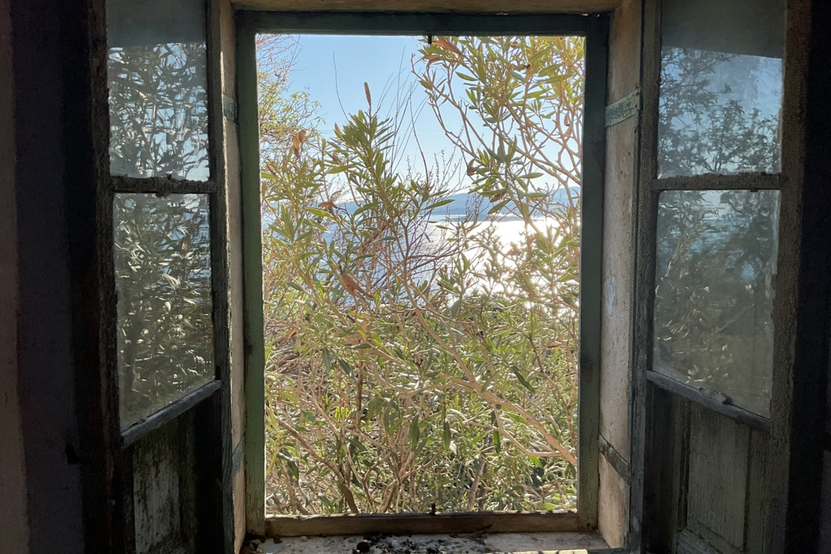 Vecchia casa in pietra con terreno sul mare