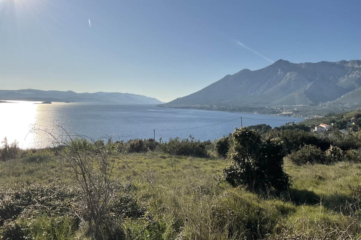 Vecchia casa in pietra con terreno sul mare