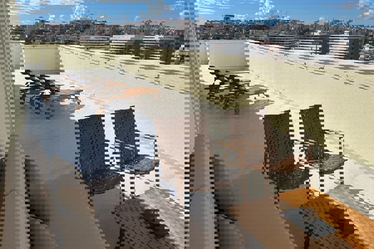 Attico con terrazza e vista sulla città