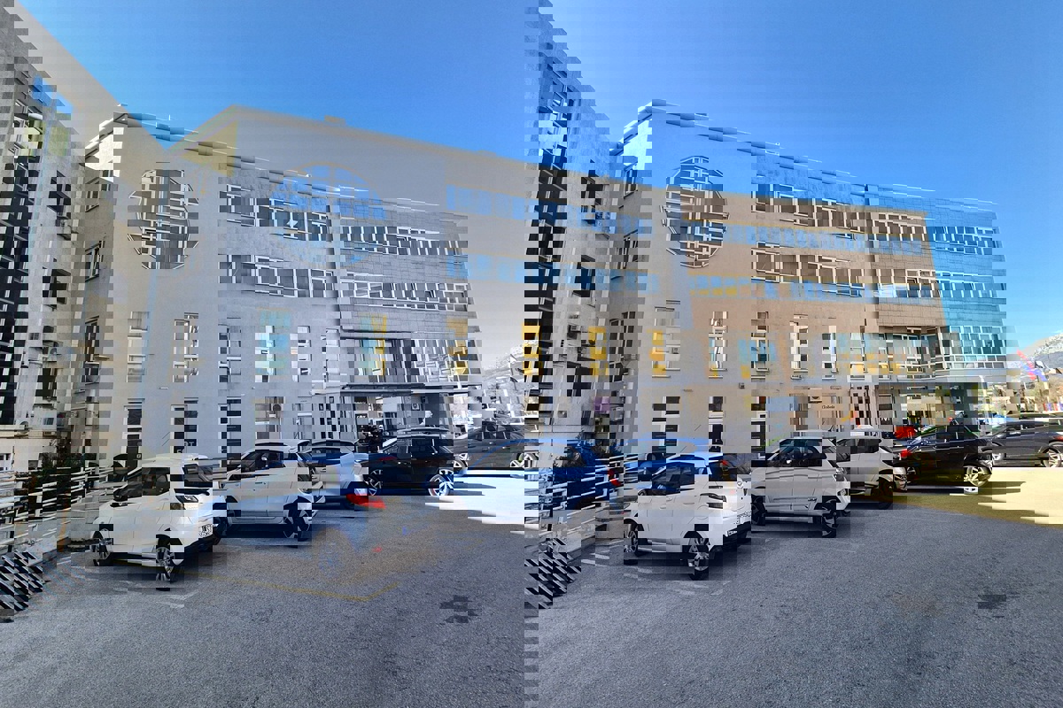 Spazioso spazio ufficio multiuso