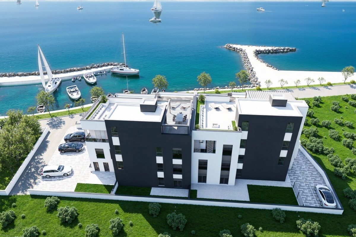 Lussuoso appartamento con piscina in prima fila sul mare